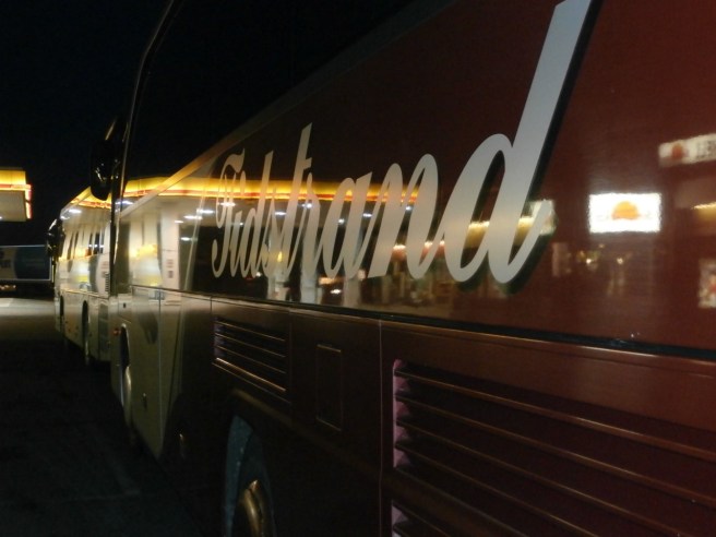 Nattlig spegling av servicestation på vårt lokala bolags buss.