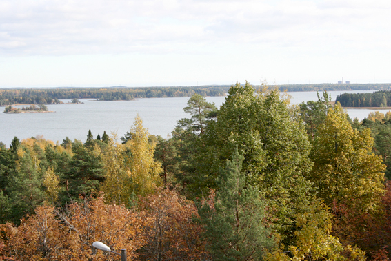 Från tredje våningen ser man ut över Lovisaviken. Till höger syns kärnkraftverket, ön till vänster är Dunkahäll.