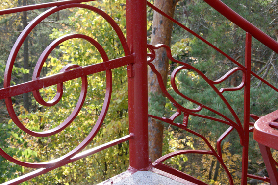 Här är vi redan på tredje avsatsen. Smidet är vackert, här pryds räcket av fåglar. Trappan till andra avsatsen pryds av harar. Tror där finns ekorrar också.