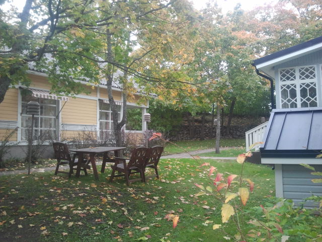 Den här bilden har inget med Strandparken att göra. Kunde ändå inte låta bli att fotografera redaktionernas (Östra Nyland-Loviisan Sanomat) gård i höstskrud. Den är ju inte pjåkig alls!