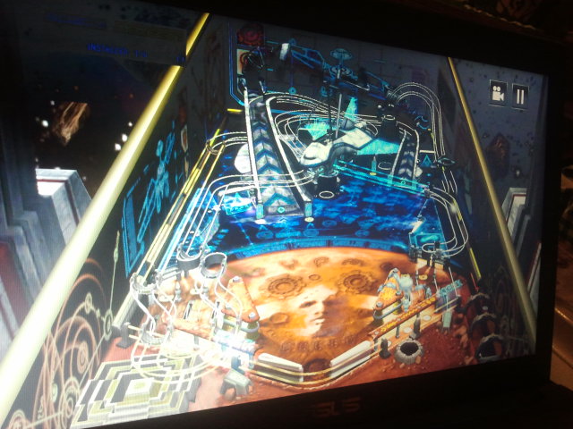 På makens nya dator kan man spela ett härligt flipperspel.