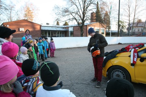 Rallyföraren Andreas Amberg besöker Kapellby skola i Lappträsk.
