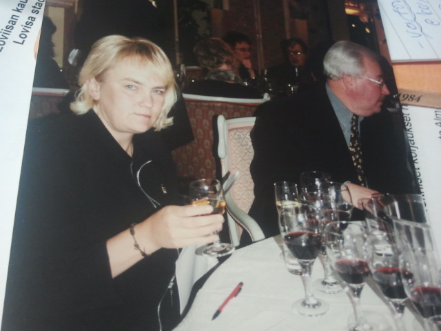 Jo hörni, det gäller att passa på nu medan den där gubben tittar bort. Är jag snabb hinner jag tömma alla glas!