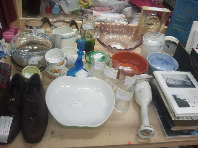 En del av vårt lopptorgsbord. Vill du besöka det har det nummer 169.