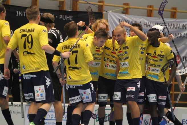 Nio gånger fick vi se vårt favoritlag glädjas och det kändes SÅ skönt efter höstens alla motgångar. Foto: Benny Liljendahl