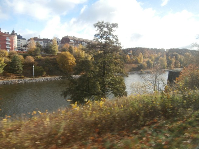 Vi tog bussen från Viking Lines terminal via Södertälje mot Eskilstuna. Här åker vi förbi en kanal i Södertälje.