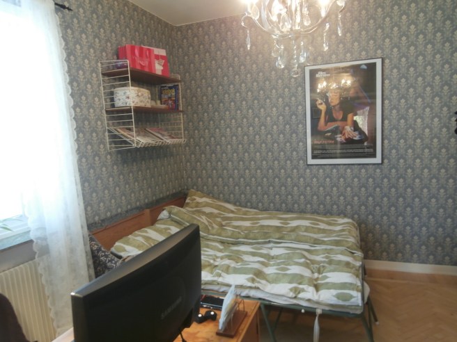 Här sover vi, hos Jeanette och Christian, två nätter. De har inrett i 50-tals stil, på hyllan finns fina gamla veckotidningar.