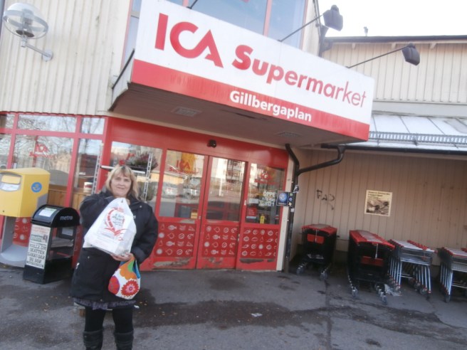 När man är i Sverige måste man handla på Ica. Men cidern man köper i affären har ju inte direkt någon fjong i sig. Blev lite rischoklad, en krysstidning och annat smått och gott också.