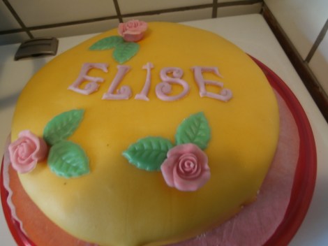 På namngivningsfesten bjöd Elise Karlsson Liljendal oss på den här fina kakan. Eller egentligen hade hennes mamma bakat två fina kakor.