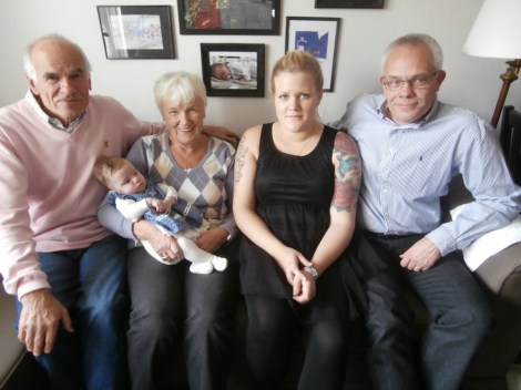 Fyra generationer på namnfesten i Torshälla. Gammelfarfar och -farmor Bengt och Inge-Maj, mamma Jenny och morfar Benny.