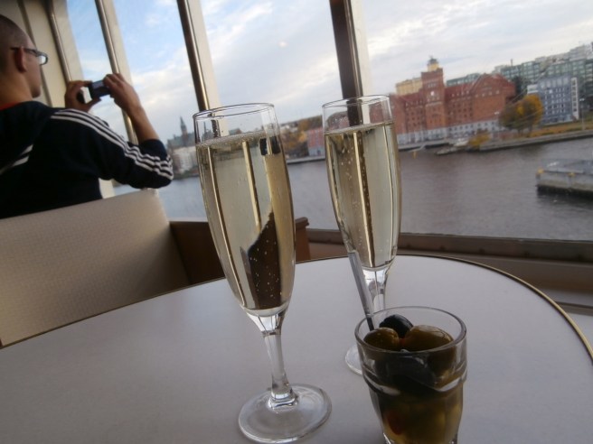Varsitt glas mousserat, lite oliver och en vacker utsikt över Stockholm då vi är på väg hemåt igen.