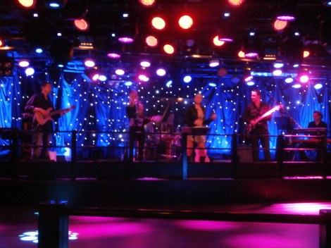 Det är inte alla gånger vi orkar sätta oss i nattklubben. Men på väg hemåt från Sverige gjorde vi det. Bandet på Viking Mariella spelade riktigt bra, sådana där gamla låtar som en född på 60-talet bra kunde nynna med i.