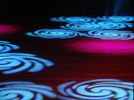 Lamporna bildade olika mönster på dansgolvet och jag sysselsatte mig en stund med att försöka föreviga dem på bild.