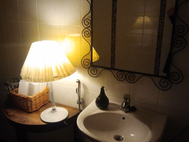 En toalett behöver ju inte se tråkig ut. Här finns mysbelysning och platsen är både ren och snygg.