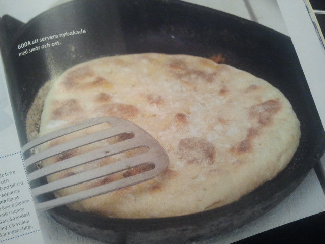 Ett sådant här stekpannebröd har jag aldrig bakat förr. Men det verkar inte speciellt svårt att få till.