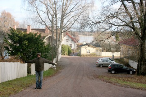 På väg bort från gamla kyrkogården. Promenaden fortsatte ner mot Lovisaviken som var alldeles grå i höstblåsten.