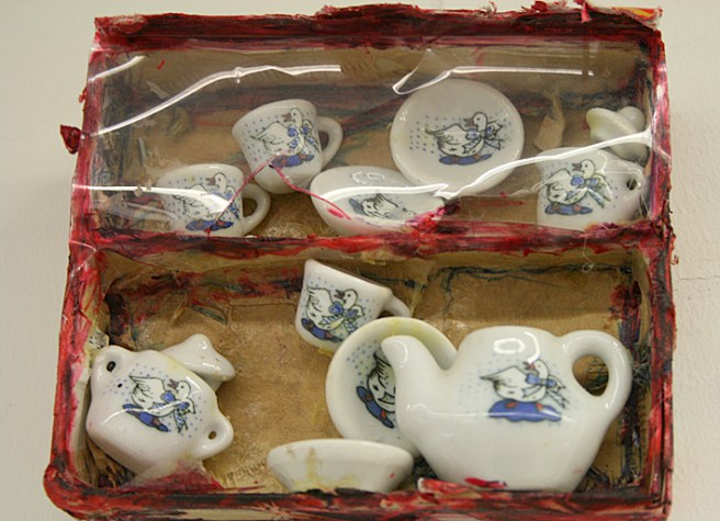 "För mycket är för mycket" hette den här lilla tavlan med miniatyrkärl.