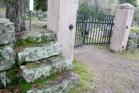 Gamla kyrkogården är fin med gjutgärnsgrind, gamla murar och trappsteg.