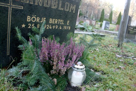 I dag är det fars dag. Jag var bara femton år när pappa dog och saknar honom mycket. Brukar prata lite här ibland och säger alltid "hej då" när jag går.