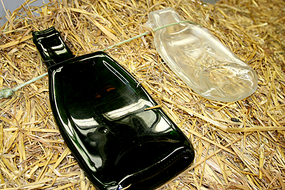 Uppläggningsfat av formpressat glas.