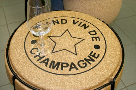 Ett bord som såg ut som en champagnekork. Fanns också stolar i material som liknade kork. De var bekväma och blev varma då man satt på dem.