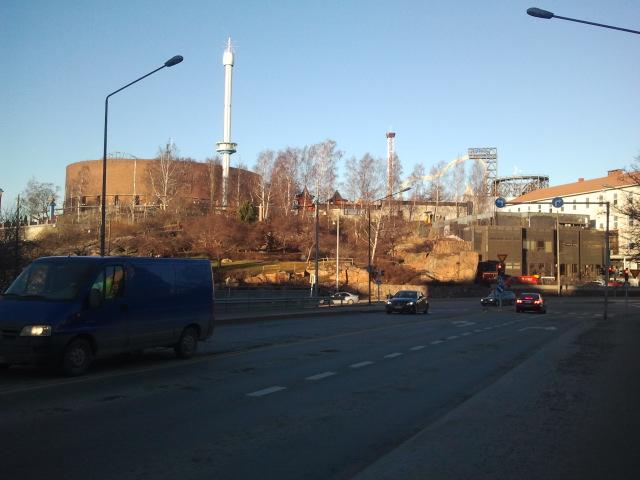 Helsingfors nöjesfält Borgbacken / Linnanmäki badade i solsken. Men än är det ett tag till våren då fältet åter öppnar.