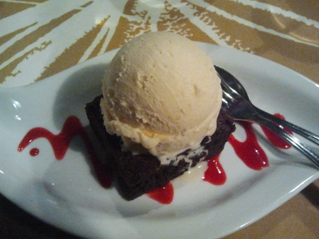 Den här goda efterrätten avnjöts i går på Hotel Degerby i Lovisa. Chokladkaka spetsad med chili och toppad med ekologisk vaniljglass. En verklig delikatess i min smak. Smaken av chili, stinget, det lite eldiga, framträdde inte genast. Den kom efter en stund och dosen var alldeles lagom.