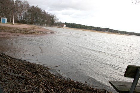Regnet öste ner i lördags och i dag har det fortsatt blåsa. Vattennivån stiger, men än är det inte så hög som den var för några år sedan då den var omkring 120 cm över det normala.