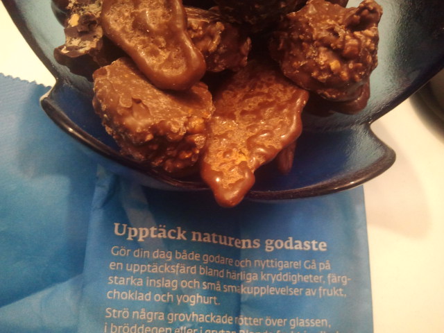Nötter och nanbröd doppade i choklad.