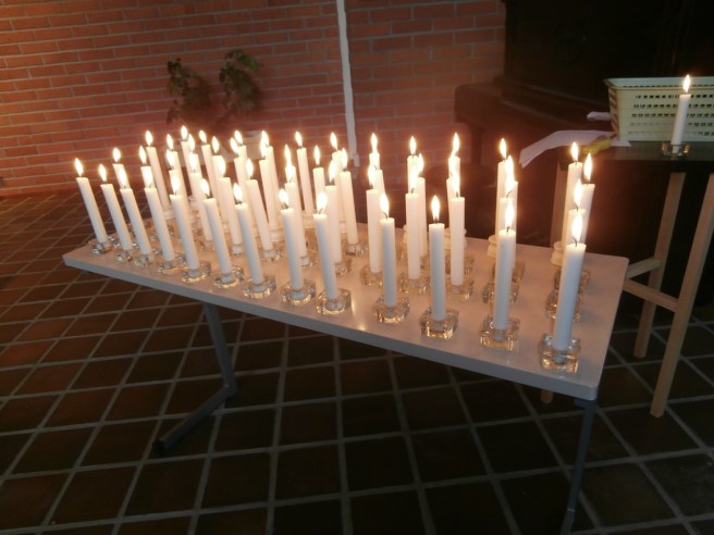 Ett ljus till minnet för varje avliden person i Lovisa svenska församling på alla helgons dag. Fastän jag inte förstår riktigt allt av liturgin tycker jag om att lyssna på predikan och sjunga psalmer. Det är inte ofta jag går i kyrkan men att stilla sinnet ibland, tänka efter en stund, känns alltid lika bra.