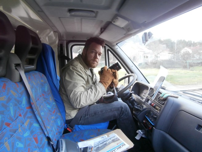 På väg mot stan råkade jag på chefredaktören. Han hade också varit ute och plåtat stormskador.