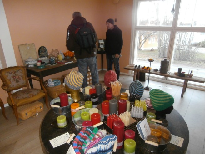 Tittade in i den nya lifestyleaffären Krinti som öppnade i går. Egentligen var den inte öppen i dag men ägarna råkade vara på plats så vi kunde titta in.