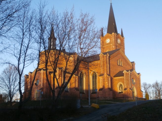 Vår fina kyrka i eftermiddagssolen.