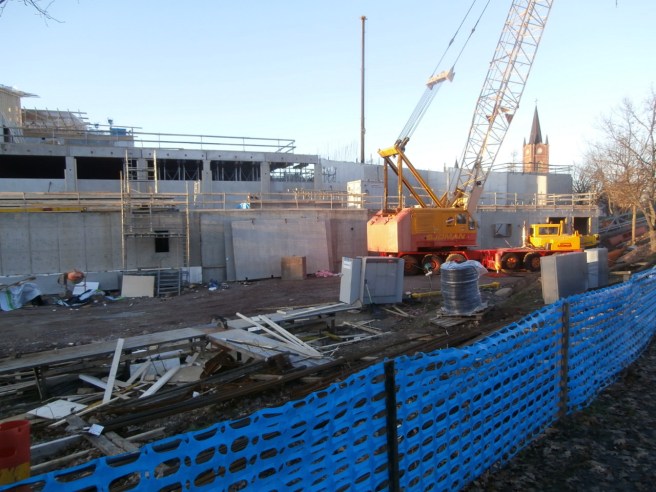 Nya finska skolcentret ser tillsvidare inte så vackert ut. Men till skolstarten hösten 2014 ska allt vara klart.