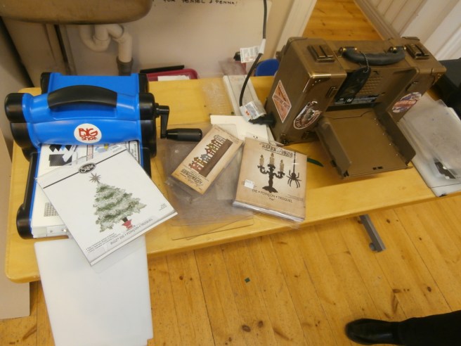 Med hjälp av schabloner, kartong och plattor i hårdplast som pressas genom de här maskinerna får man alla möjliga fina figurer till stånd.