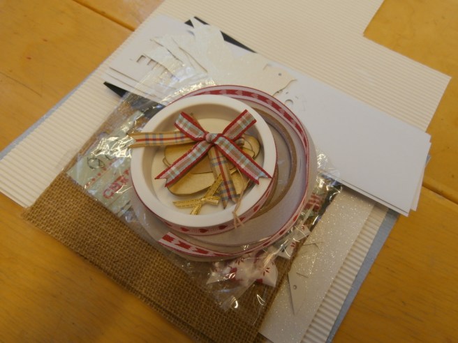 Köpte rosetter, band och ett fenomenalt tejp som fäster både uppåt och nedåt. Hur har jag klarat mig utan sådant förr? Nu behöver jag knappast lim längre.