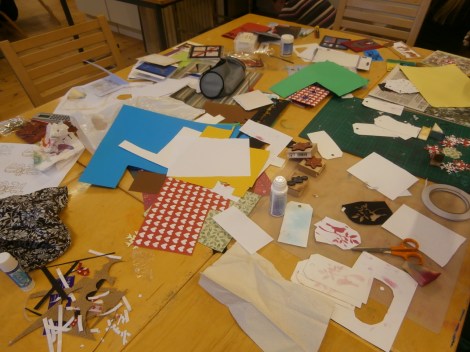 I samma bord som jag satt en väldigt händigt tonårstjej och en mamma med tre små döttrar. De gjorde massor med fina kort. Så här såg bordet ut innan vi började städa :-)