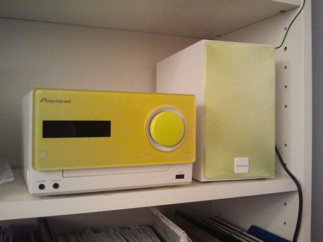 Färgen kommer inte till sin rätt på bilden. Stereon är wasabigrön, så som färgen på väggarna på mitt jobb. Östra Nylands färg.