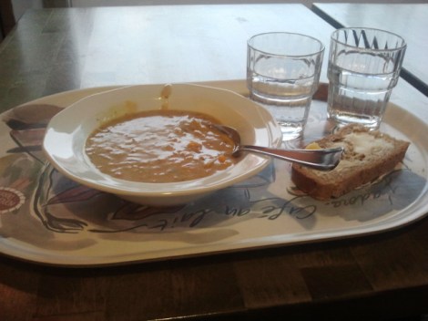 Soppan ser kanske inte så delikat ut på bild. Men Café Vaherkyläs kycklingsoppa som serveras varannan torsdag är min stora favorit.