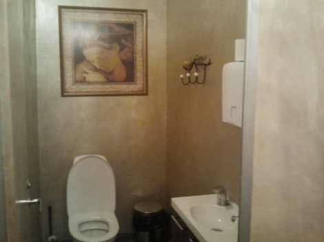 I serien av trevliga toaletter kommer här en bild från Café Vaherkyläs.