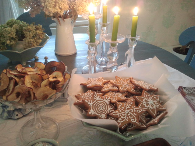 Torkade fruktskivor, pepparkakor som Olga bakat och dekorerat, levande ljus - härlig stämning.