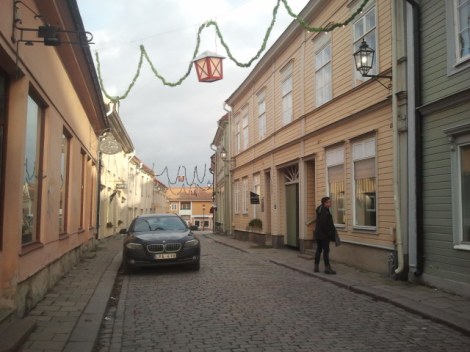 Det blåste ganska friskt. Tänk om man hade fått lyktan från gatans juldekorationer i skallen. Kommit hem med bandage runt huvet och sagt att man fått en lykta i huvet då man var i Sverige... ja-ja, höh-höh, säger du det?
