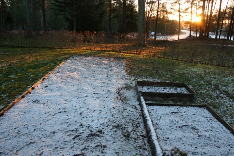 Potatislandet, salladslandet och den lilla blombänken samlar krafter till nästa vår och sommar.
