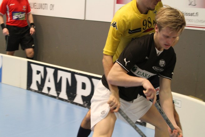 Många bilder blir mer eller mindre huvudlösa, och man kan ju undra vad killarna håller på med egentligen :-)