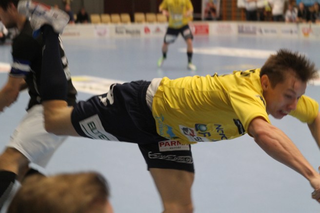 Fartfyllt värre är det för det mesta. Här har Dan Forsström råkat på en tackling. Han fick till och med motståndarens klubblad i ansiktet innan han flög mot sargen.