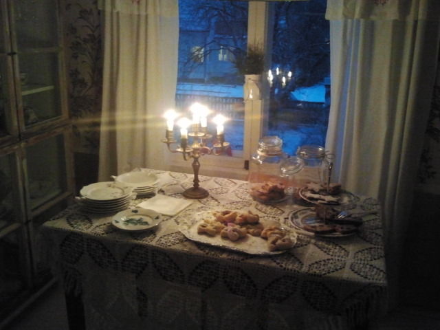 I köket fanns glögg, jultårtor och pepparkakor till salu.