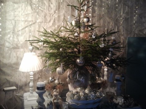 Olga och Markku har öppnat en julbod på gården. Nu finns det mer plats inne i deras hus för social samvaro med gästerna.