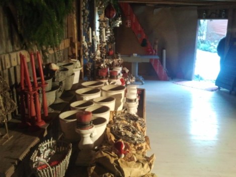 I julboden finns gott om utrymme för alla saker som säljs. Kunderna behöver inte heller vara rädda för att stöta till något av misstag, här kan man i lugn och ro göra sina uppköp.