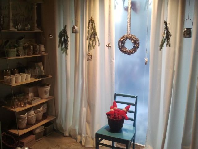 Dagsljuset silar in och skapar stämning i boden.