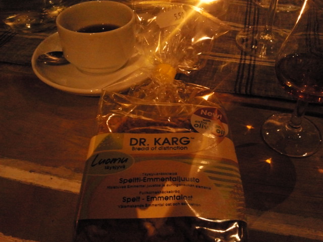 Riktigt fina julklappar hade föreningens aktiva samlat i hop. Jag fick ett paket fullkornsknäcke med spelt, emmentalost och solrosfrön.